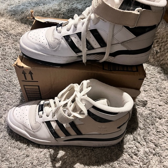 Adidas Forum White and Black High-Tops men’s 8.5/women’s 9.5 - Picture 3 of 5